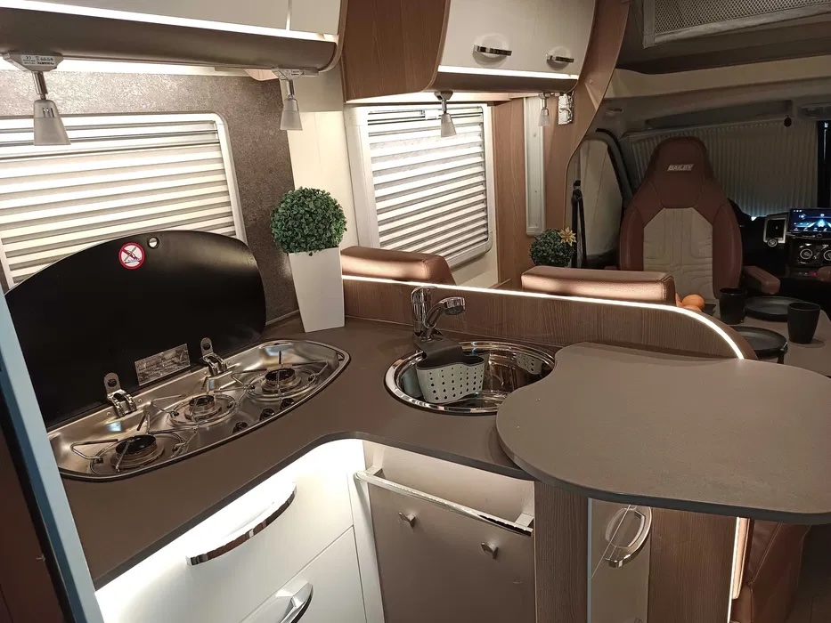 Kamper 4 osobowy Peugeot Bailey kamper na wynajem 4 osobowy bailey półintegra ostróda 4